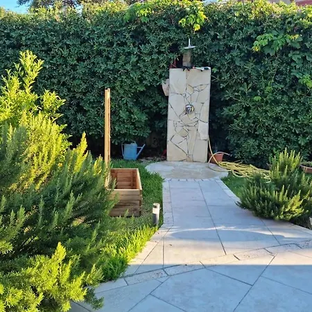Tea, Incantevole Con Giardino . Nyaraló *